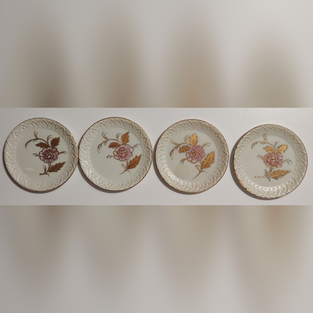 Mini plates with flower decor